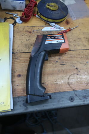 Arbejdsbord med skruestik, værktøjstavle med div. Værktøj m.m.