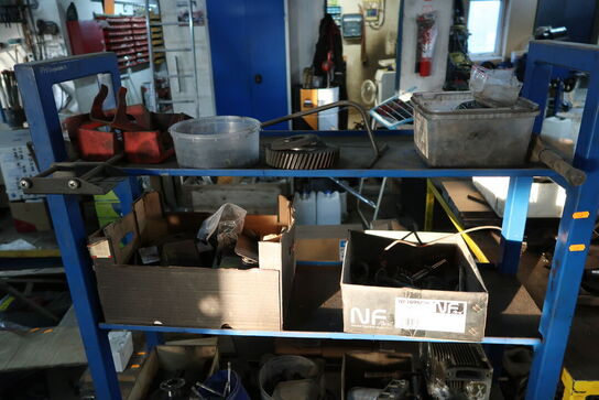 Reol med div. Reservedele