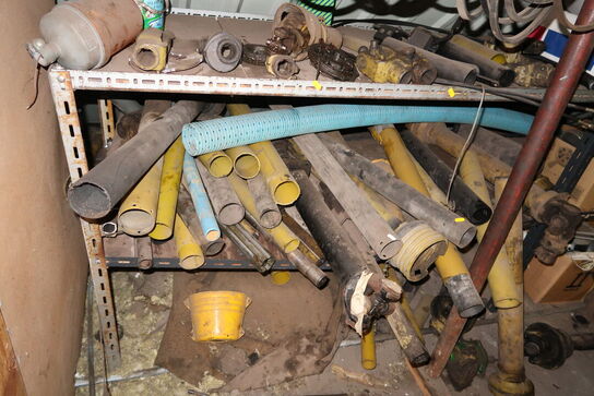 Reol med div. Reservedele