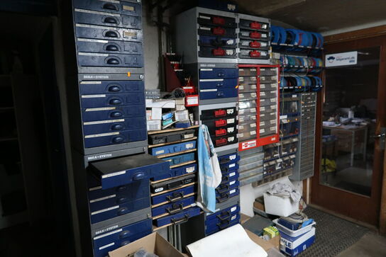 Div. Sortimentskasser/reoler med reservedele og fittings samt ledninger