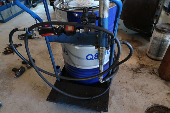 Vogn med tønde samt oliepåfylder K400