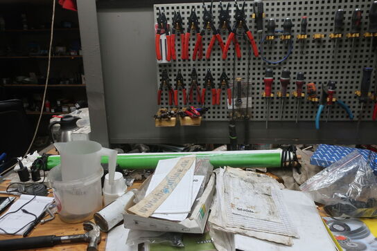 Arbejdsbord med skruestik, værktøjstavle med div. Værktøj m.m.