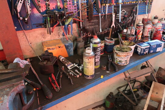 Arbejdsbord med skrue samt div. Værktøj m.m.