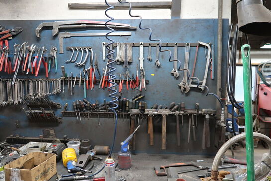 Arbejdsbord med skruestik, værktøjstavle med div. Værktøj m.m.