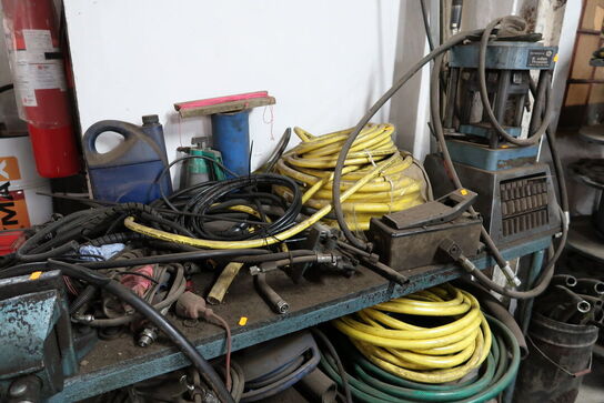 Arbejdsbord med skruestik, div. Slanger m.m.