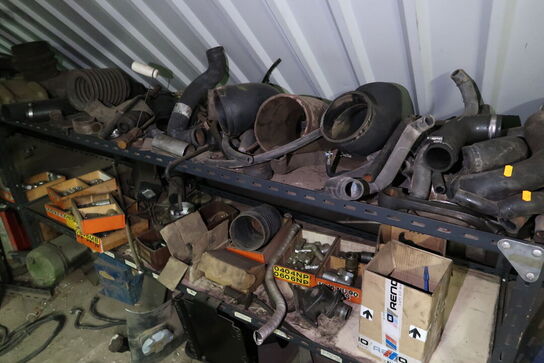 Reol med div. Reservedele