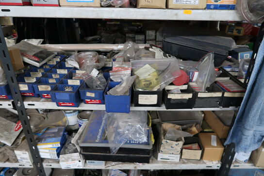 Reol med div. Reservedele, værktøj m.m.