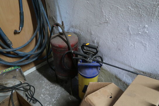 Tryksprøjte, tank, div. Trykluftslanger m.m.