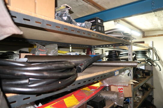 Reol med div. Reservedele, værktøj m.m.