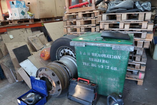 Skraldespand, div. Paller m.m.