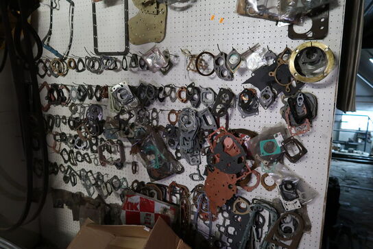 Reol med reservedele