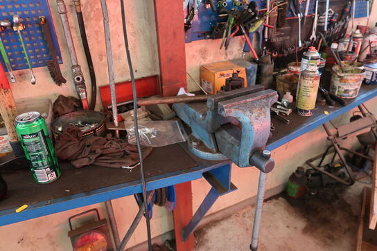 Arbejdsbord med skrue samt div. Værktøj m.m.