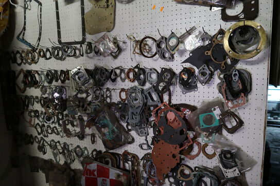 Reol med reservedele