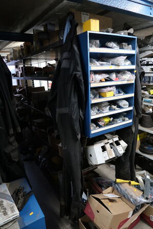 Reol med div. Reservedele, værktøj m.m.