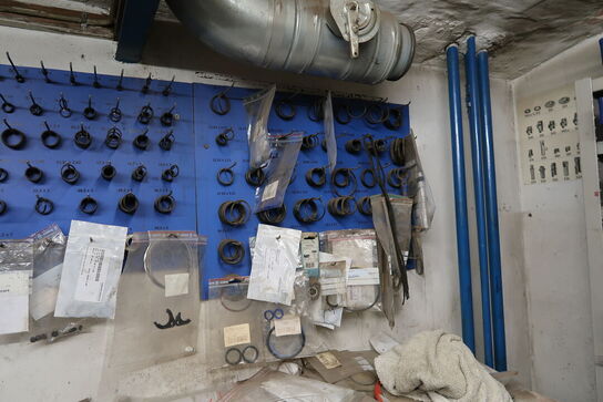 Arbejdsbord med div. Reservedele samt tavle med indhold