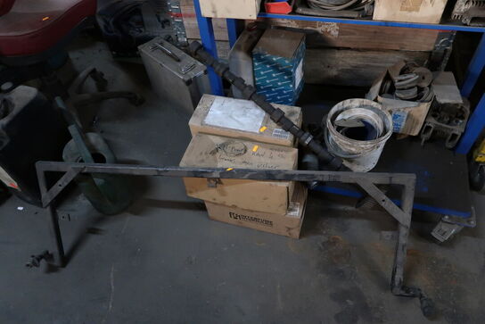 Reol med div. Reservedele