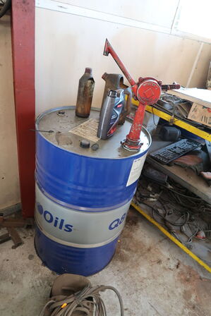 Dunk med olie samt dispenser