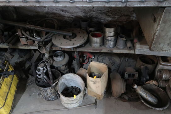 Arbejdsbord med skruestik, samt div. Værktøj m.m.