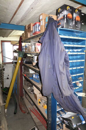 Reol med div. Reservedele, værktøj m.m.