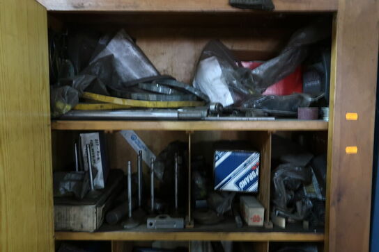 Skab med div. Værktøj og reservedele