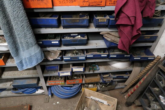 Reol med div. Reservedele m.m.