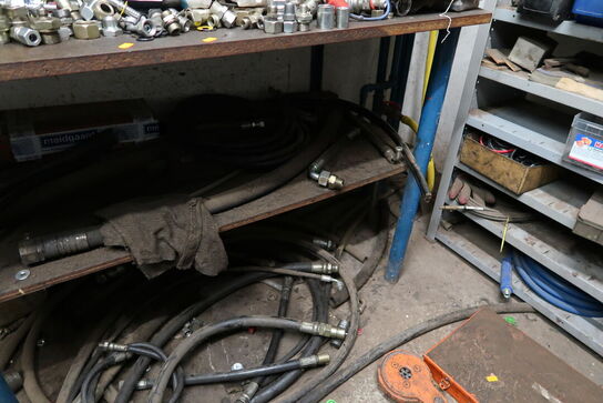 Arbejdsbord med div. Reservedele samt tavle med indhold