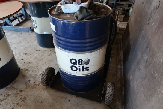 Tønde med pumpe samt vogn