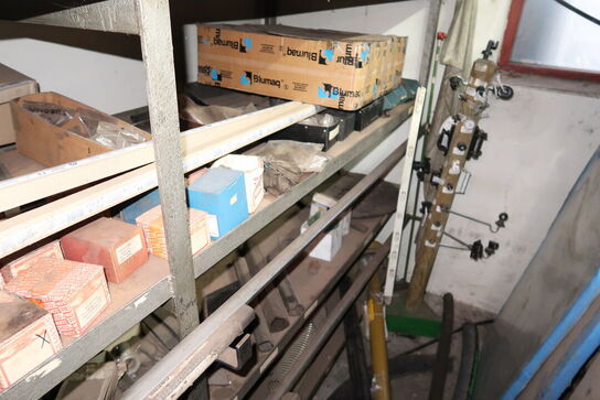 Reol med div. Reservedele, værktøj m.m.