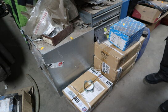 Reol med div. Reservedele, værktøj m.m.