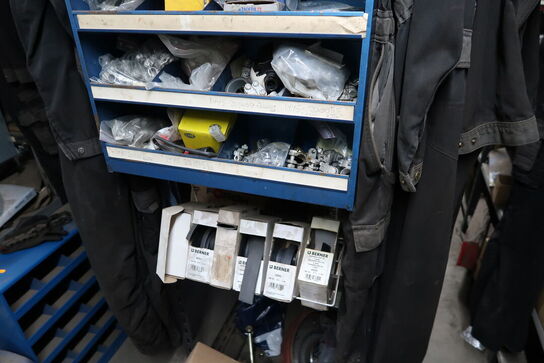 Reol med div. Reservedele, værktøj m.m.