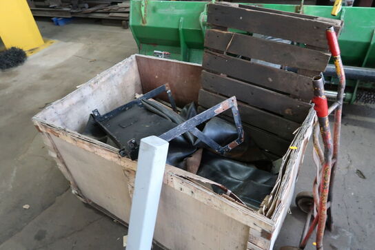 Kasse med indhold samt sækkevogn