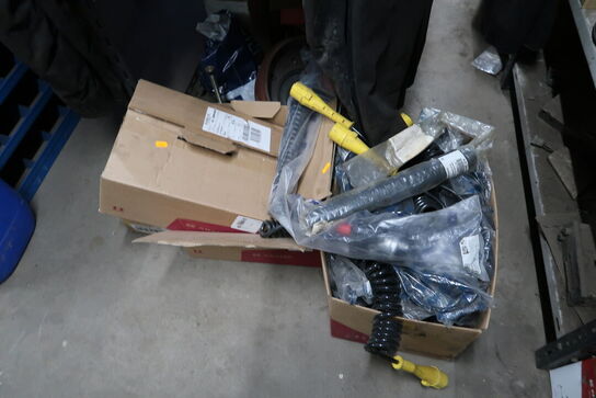 Reol med div. Reservedele, værktøj m.m.