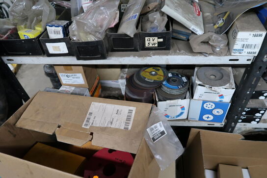 Reol med div. Reservedele, værktøj m.m.