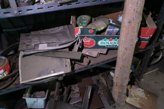 Reol med div. Reservedele