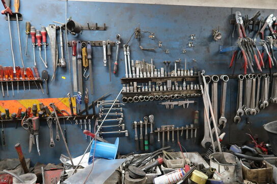 Arbejdsbord med skruestik, værktøjstavle med div. Værktøj m.m.