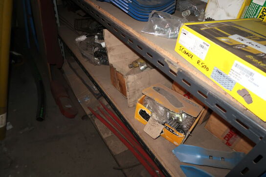 Reol med div. Reservedele, værktøj m.m.