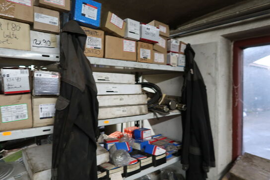 Reol med div. Reservedele, værktøj m.m.