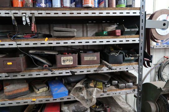 Reol med div. Reservedele, værktøj m.m.