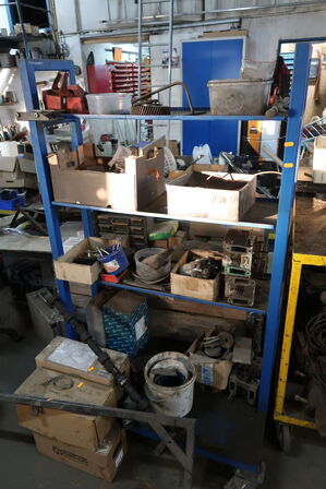 Reol med div. Reservedele