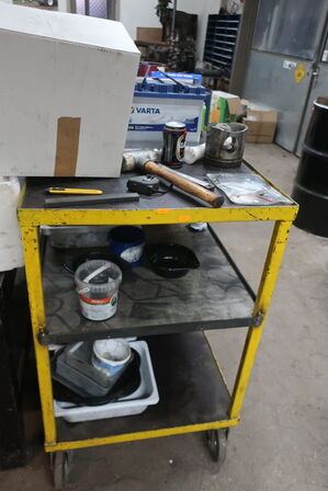 Opbevaringsvogn med indhold