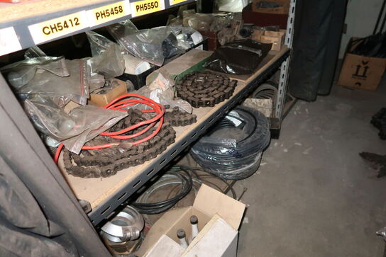 Reol med div. Reservedele, værktøj m.m.