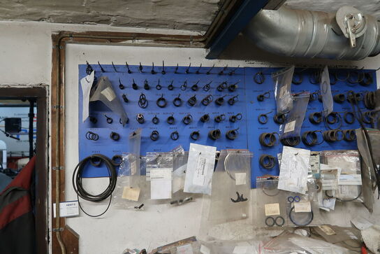 Arbejdsbord med div. Reservedele samt tavle med indhold