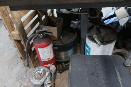 Arbejdsbord med skruestik, værktøjstavle med div. Værktøj m.m.