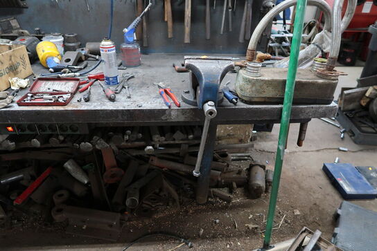 Arbejdsbord med skruestik, værktøjstavle med div. Værktøj m.m.