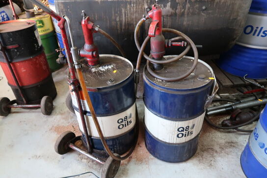 3 stk. tønder med pumper samt vogn