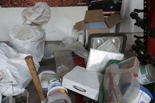 Arbejdsbord med værktøj og reservedele