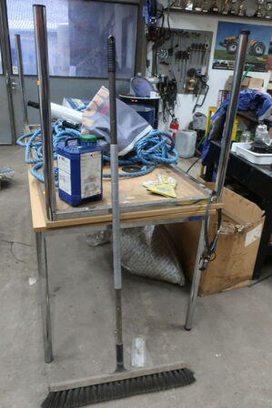 2 stk. borde med indhold