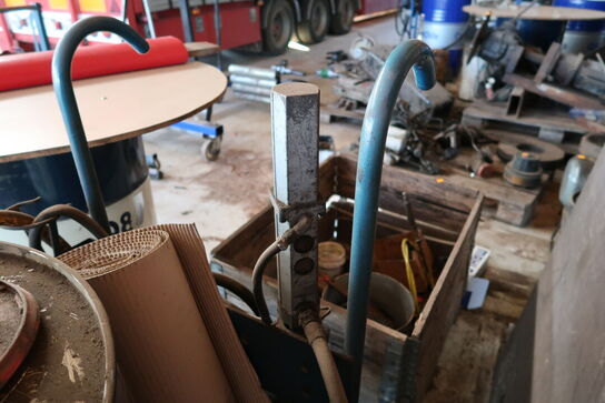 Tønde med pumpe samt vogn