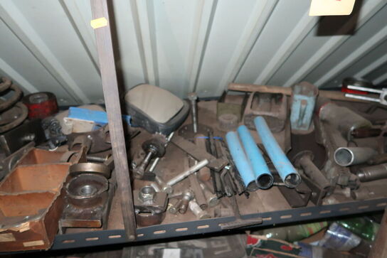 Reol med div. Reservedele