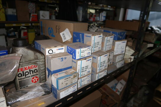 Reol med div. Reservedele, værktøj m.m.